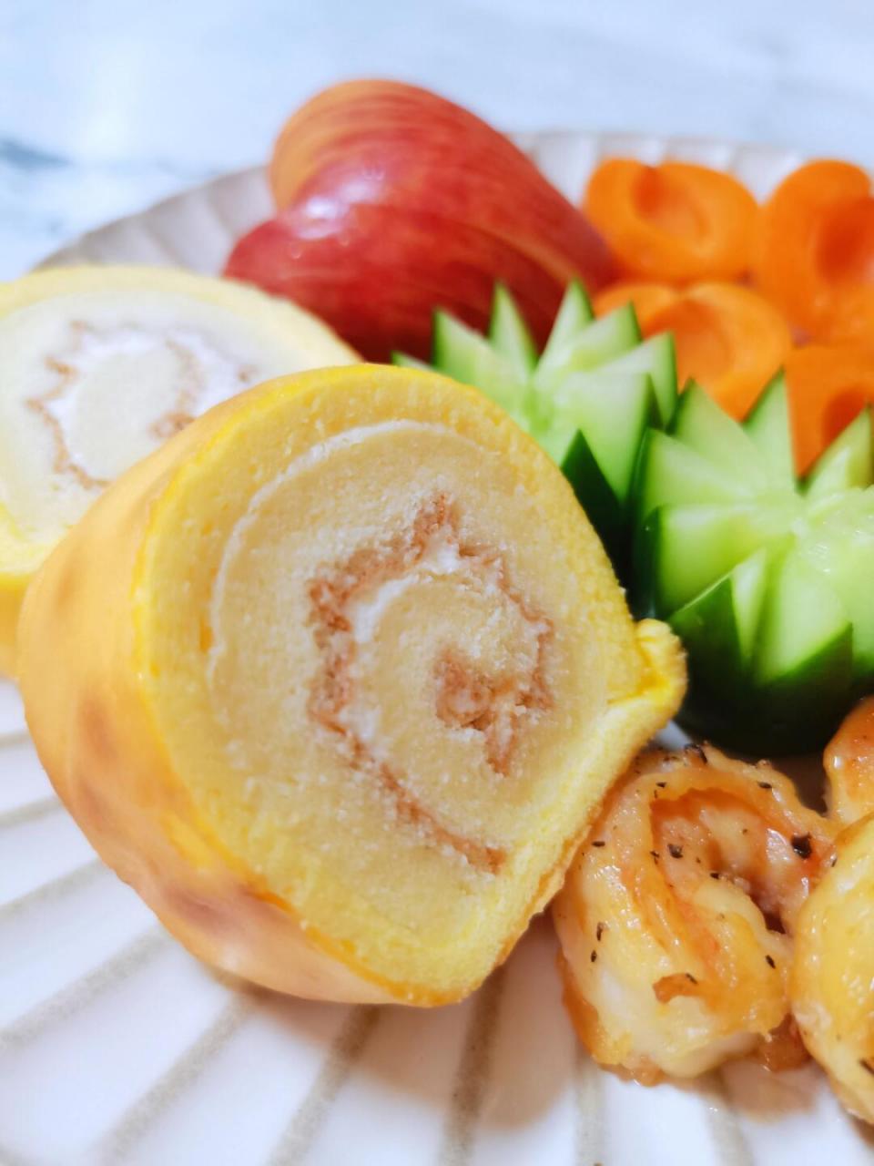 今日早餐分享: 虎皮瑞士卷 香煎虾仁 黄瓜06 吊干杏77苹果96