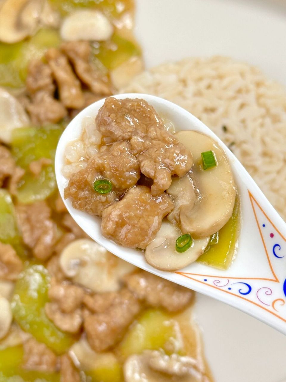 简单的家常炒菜:莴笋口蘑牛肉饭,每次做娃都能吃光,莴笋真的怎么做都