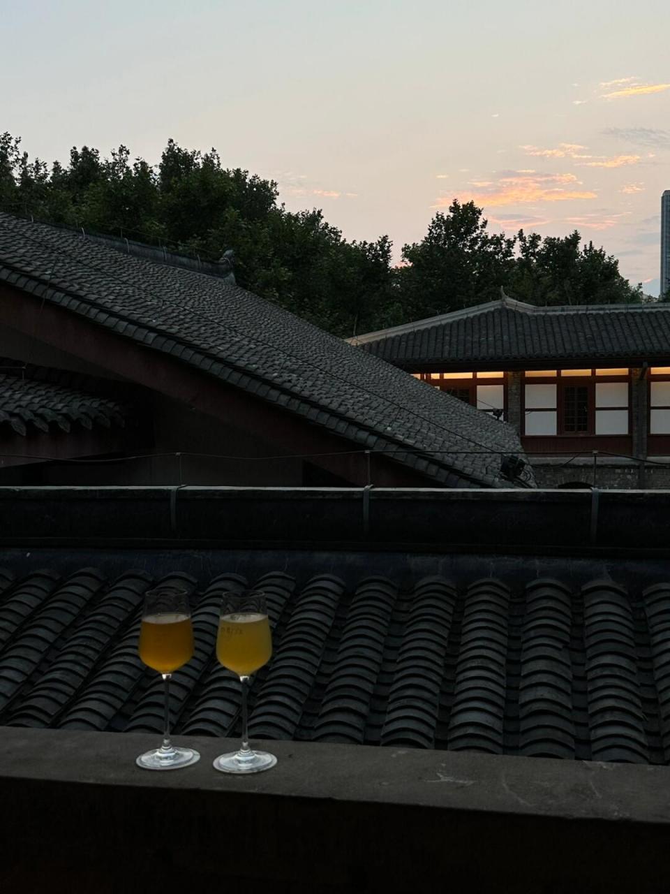 吹着夏夜晚风～ 屋顶露台喝酒太舒服了9195 	 #我和夏天一样热烈