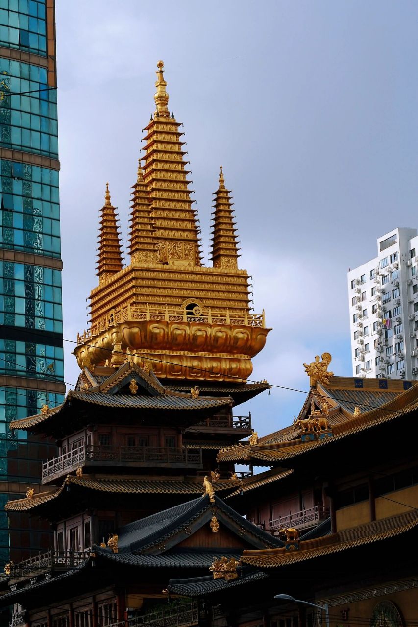 上海静安寺 静安寺,又称静安古寺,位于上海市静安区,其历史相传最早可