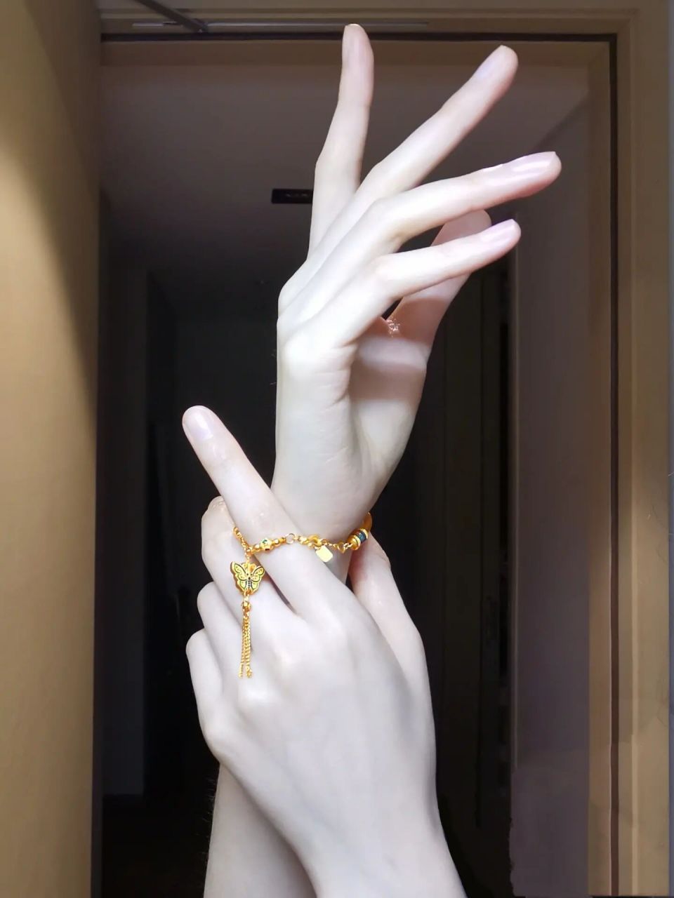 暗香疏影 你的香气就像是蝴蝶翻飞在我指间 疏疏朗朗 	 今天是敦煌风