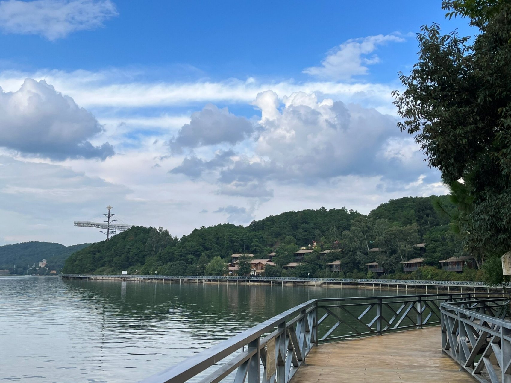 凤龙湾童话小镇 也是很突然的出行 在抖音上买的票,两大一小的门票 单