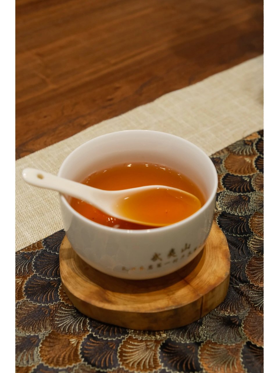其成名来自于红楼梦中妙玉提到的老君眉,关于这种茶的来源一般有两种