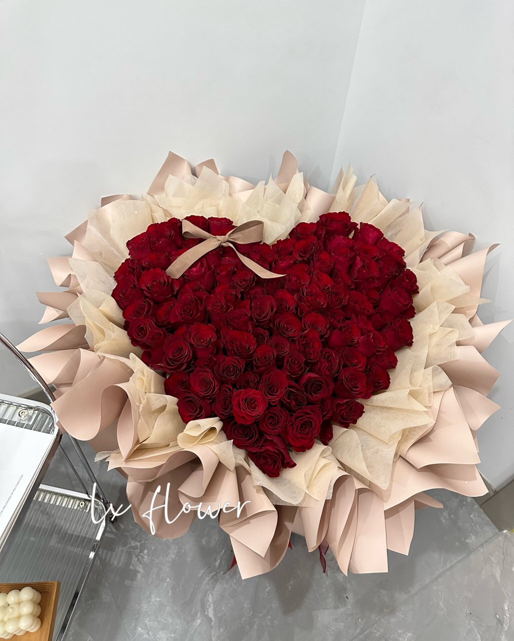 高原红99朵心形花束 不是只有黑白包装才好看 裸米色配色复古感太jue
