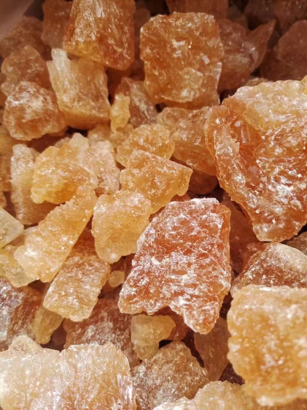 我们俗称老冰糖,用甘蔗榨汁熬煮,在制作的时候保留了蔗糖原有的颜色