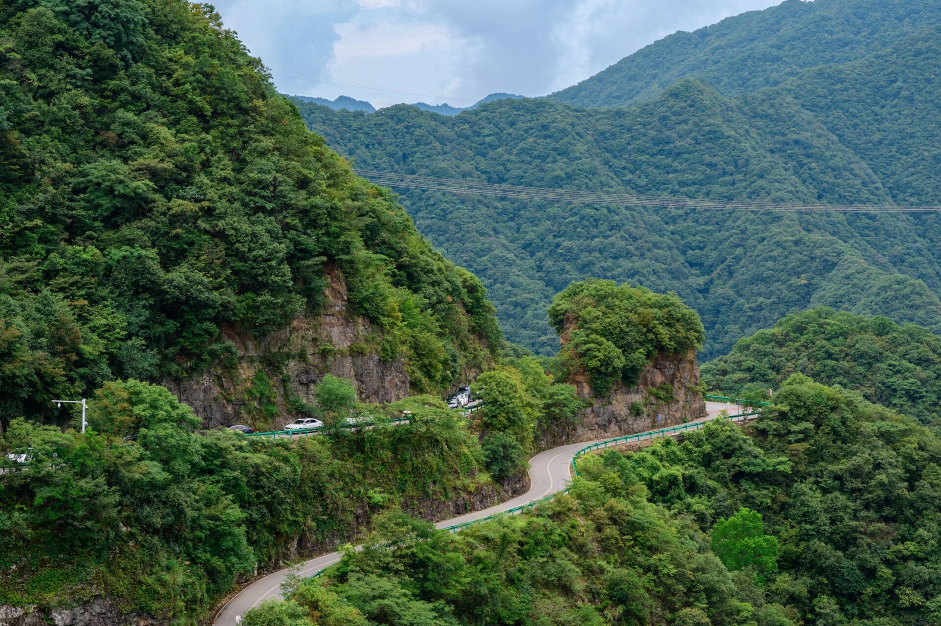 皖南川藏线——六道湾,风景好看车好多  皖南川藏线的六道湾段,风景是