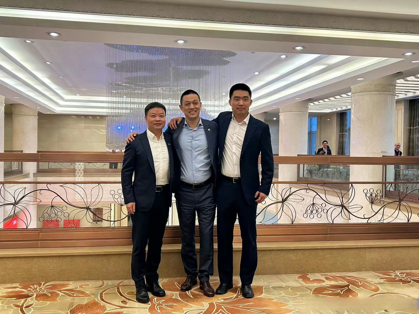 长春身边事# 新能源三巨头大佬合影,何小鹏(小鹏汽车),李斌(蔚来汽车