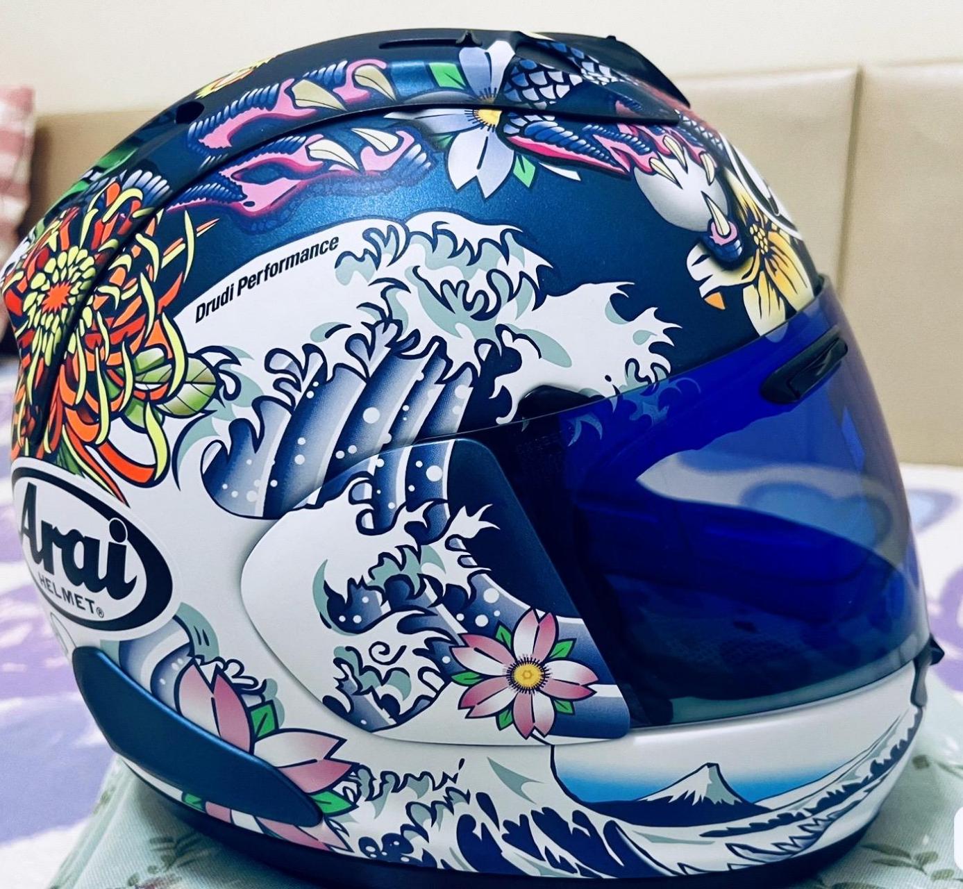 花里胡哨呢!arai rx7x日版东瀛龙,小姐姐戴的.