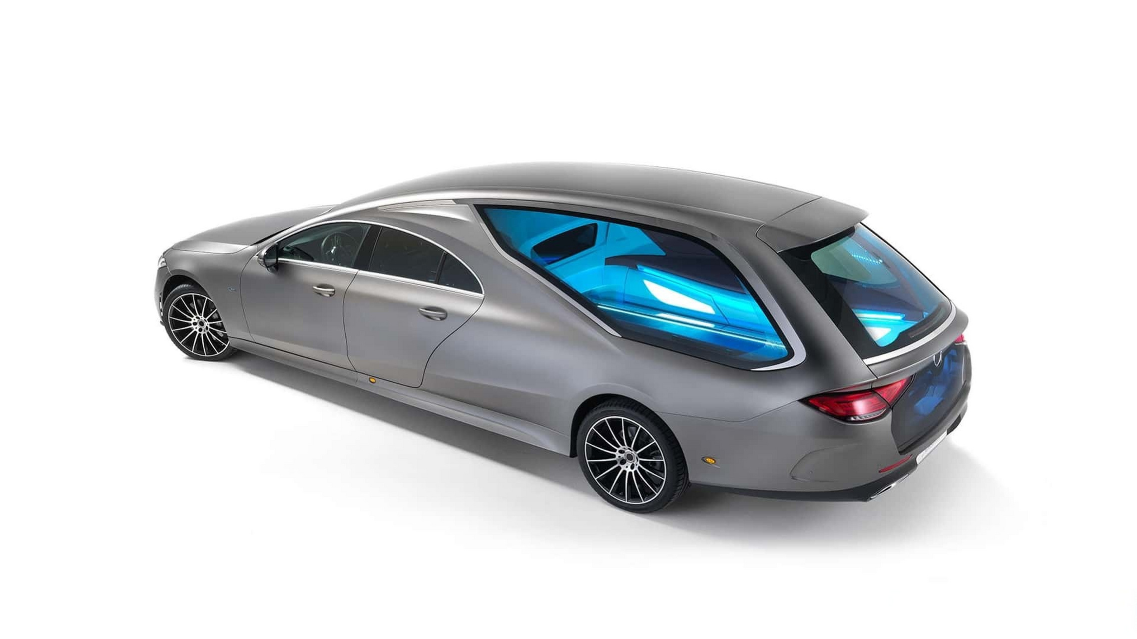 由biemme改装的奔驰cls灵车,和其他欧洲灵车一样保留了前3/4,加长轴距