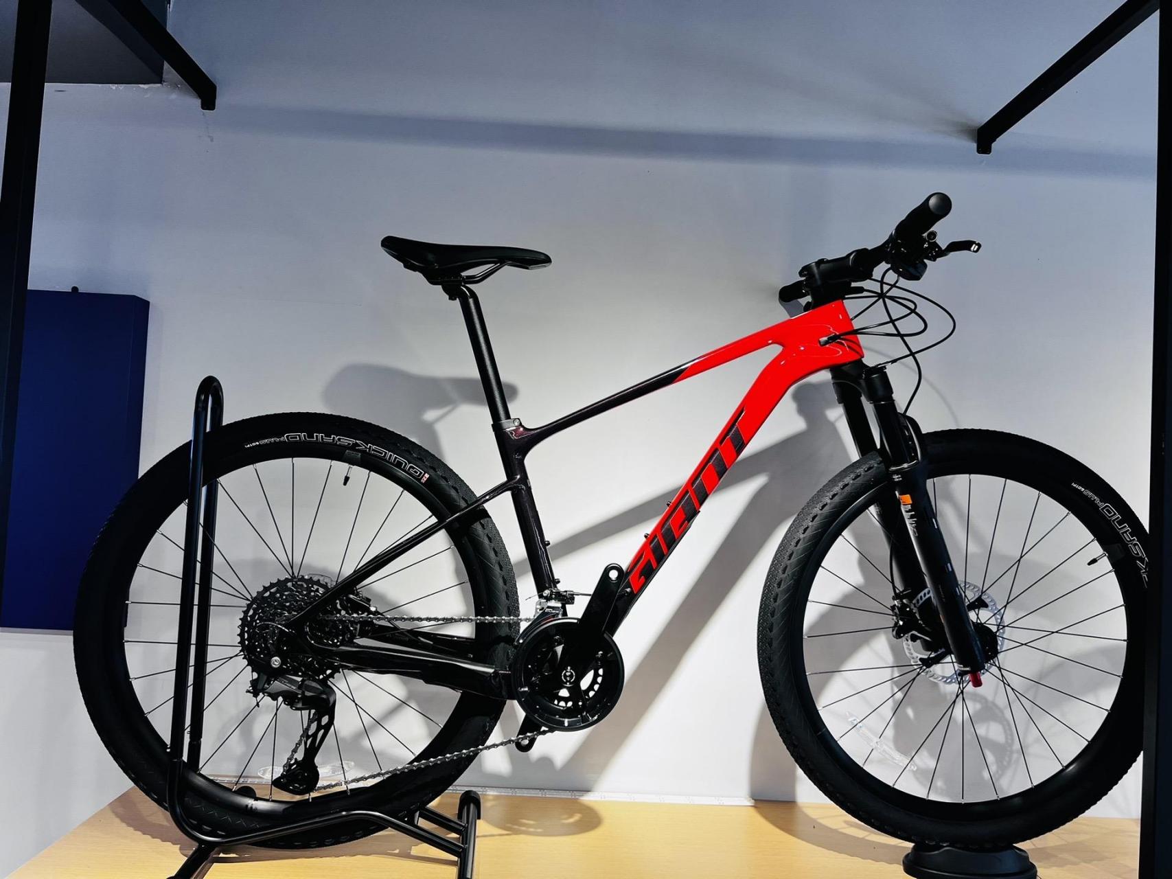 捷安特一万块最值得买的xtcadv3全车碳纤维车架,气压前叉,禧玛诺22速