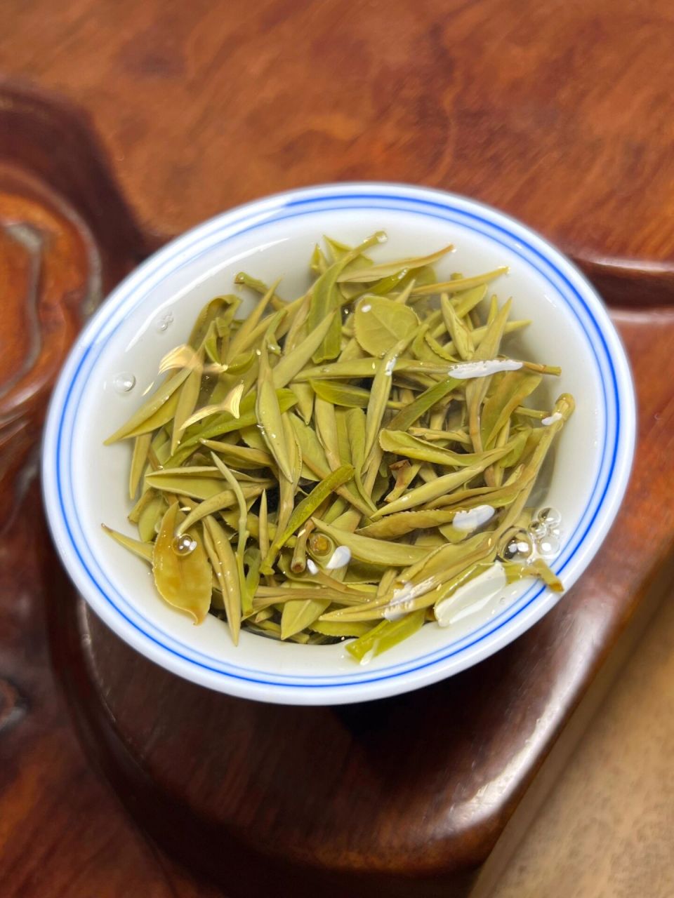 相信大家都会发现,在某些茶类的表面上,会覆盖着一层浓密的"毛毛".