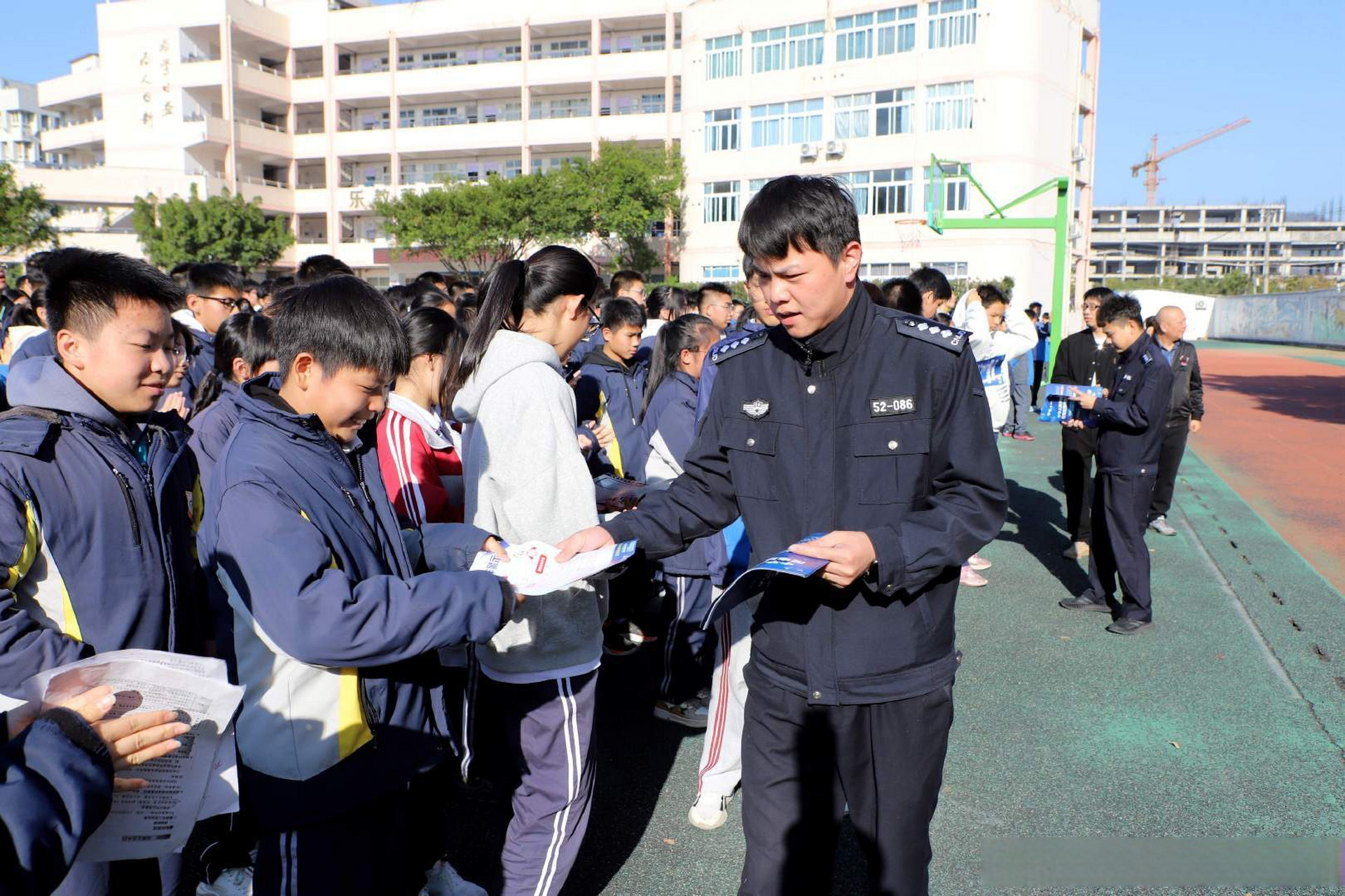 公安反诈太拼了#12月8日上午,灵溪中心派出所组织民,辅警到灵溪四中