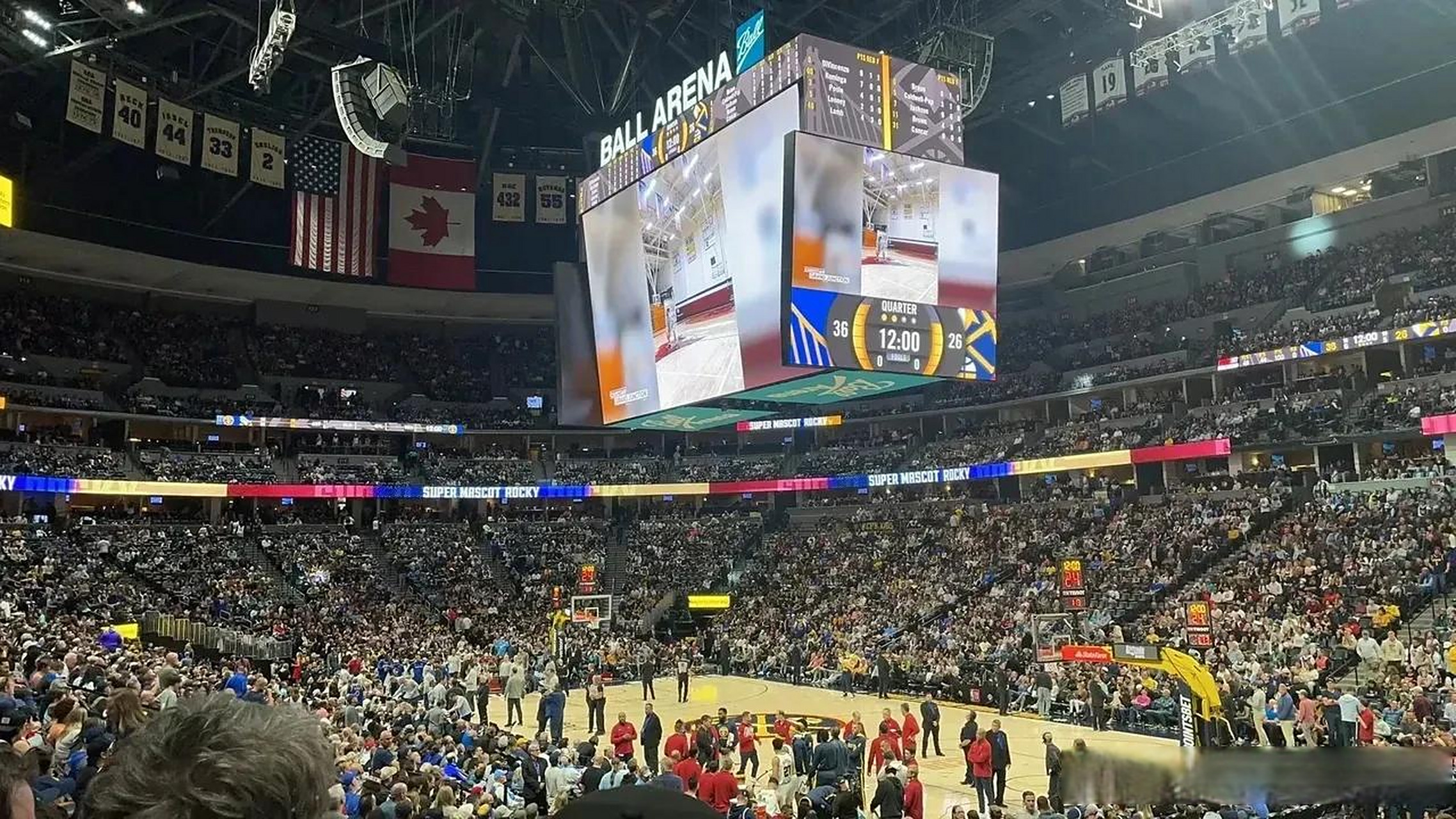 图一是nba现场图片,图二是cba现场图片!不看!不看广告牌!