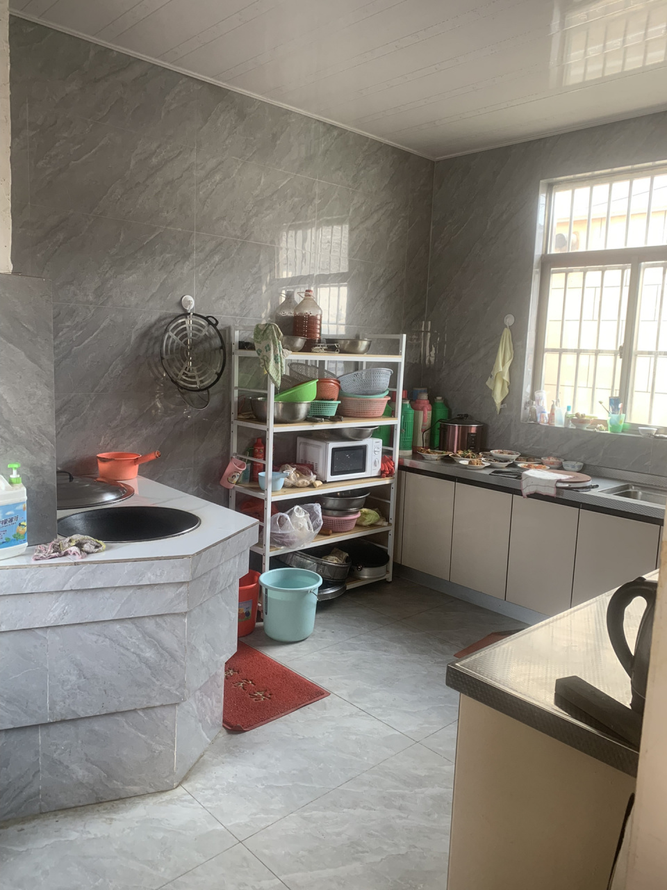 农村厨房改造:一些细节图 水槽直接和不锈钢台面焊接在一起变成一个平