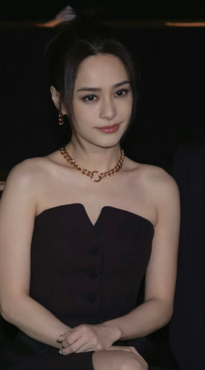 抹胸a字裙超slay,姐姐简直白到发光[期待]#钟欣潼生图