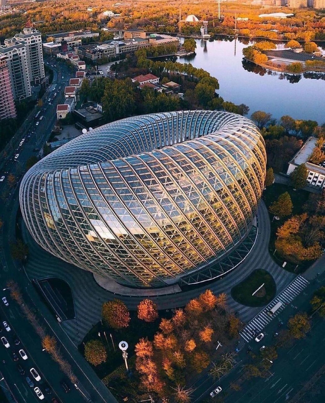 北京凤凰卫视办公大楼,莫比乌斯环概念 由北京建筑设计研究所(biad)
