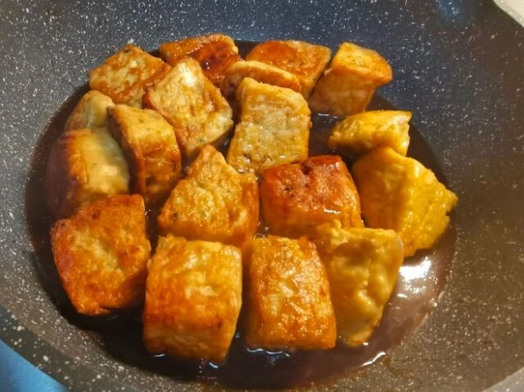 自制鱼豆腐, (一)准备食材:龙利鱼300克,小洋葱半个,胡萝卜1小段