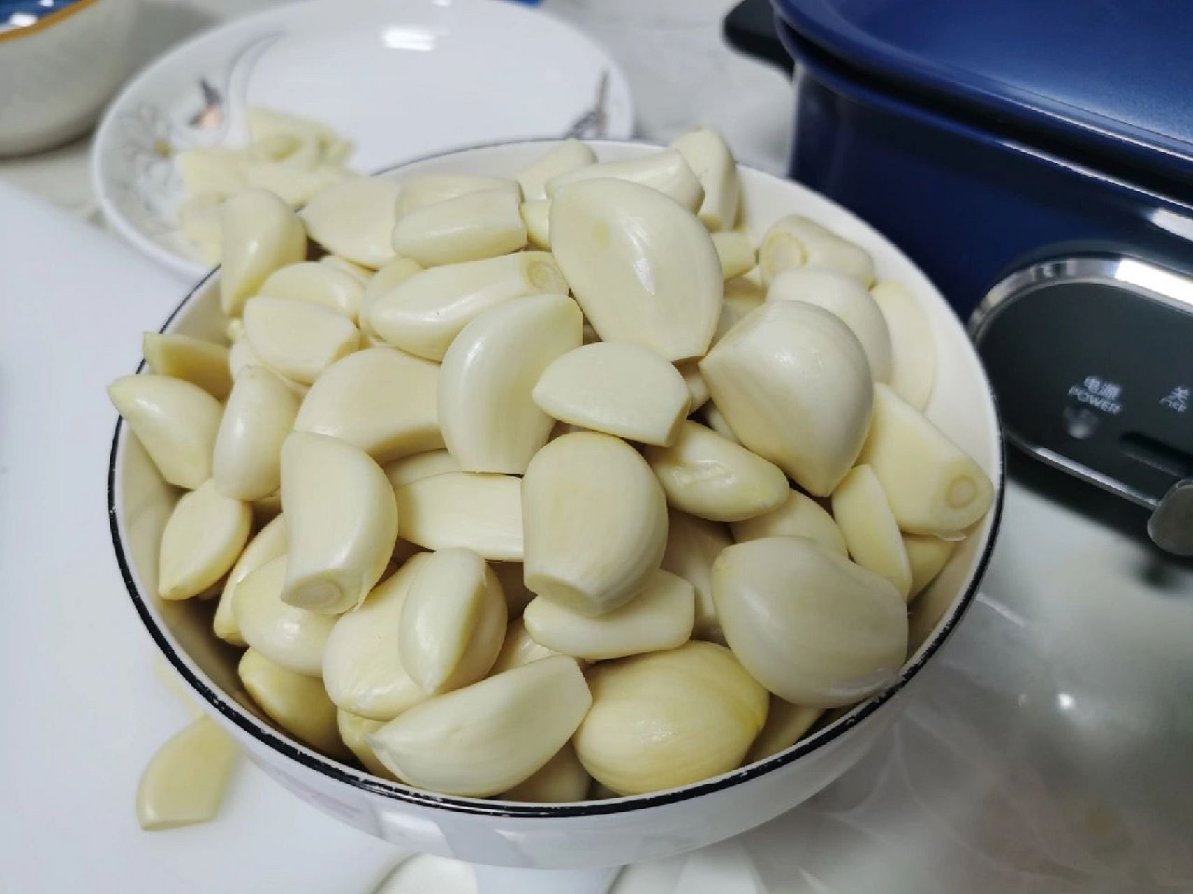 大蒜保存方法         	 剥皮的大蒜一定要去蒂 根据需求切片切沫都可