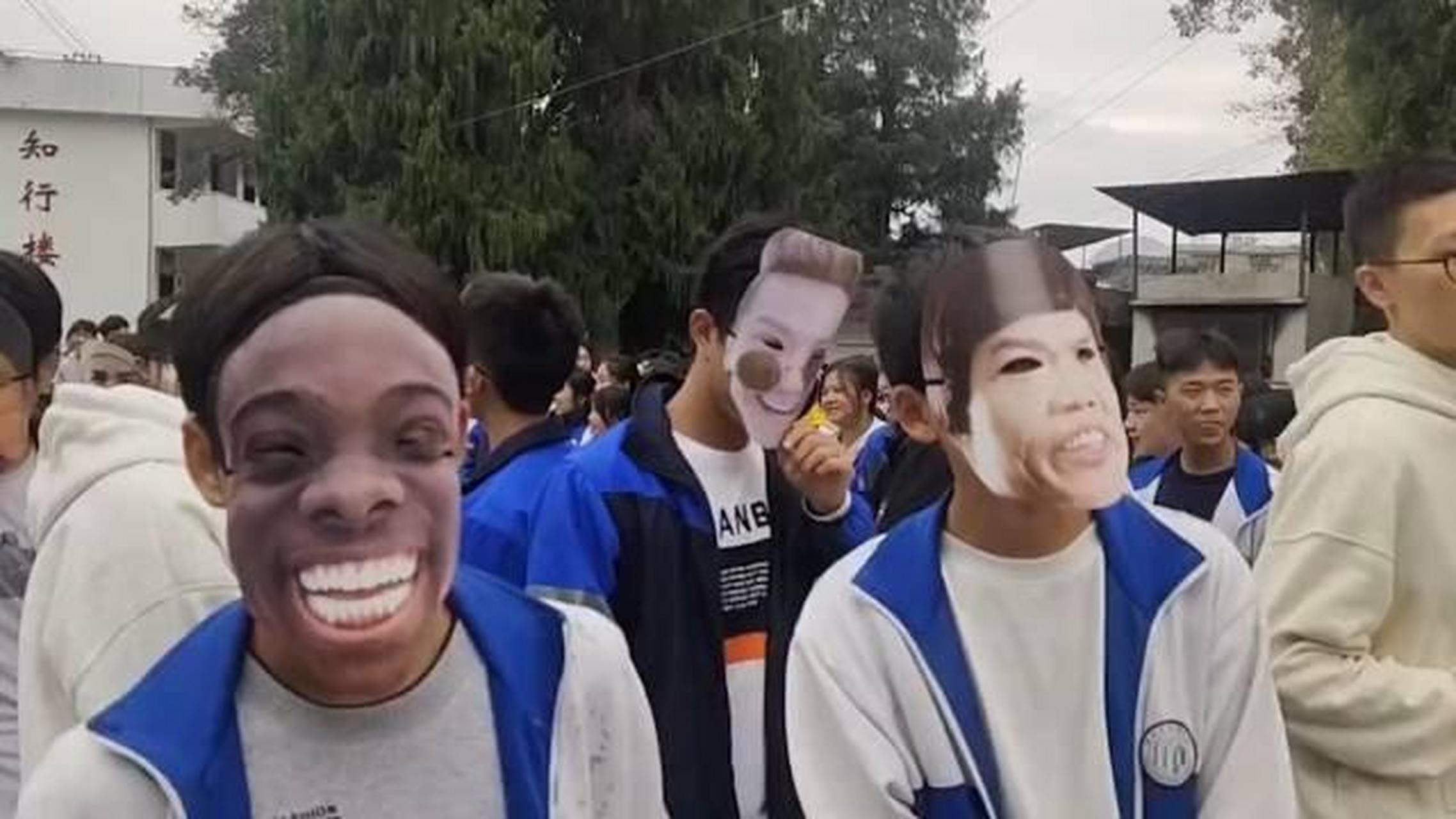 【30位学生戴搞笑面具拔河遗憾落败,老师:前期作用很大后期成了负担】