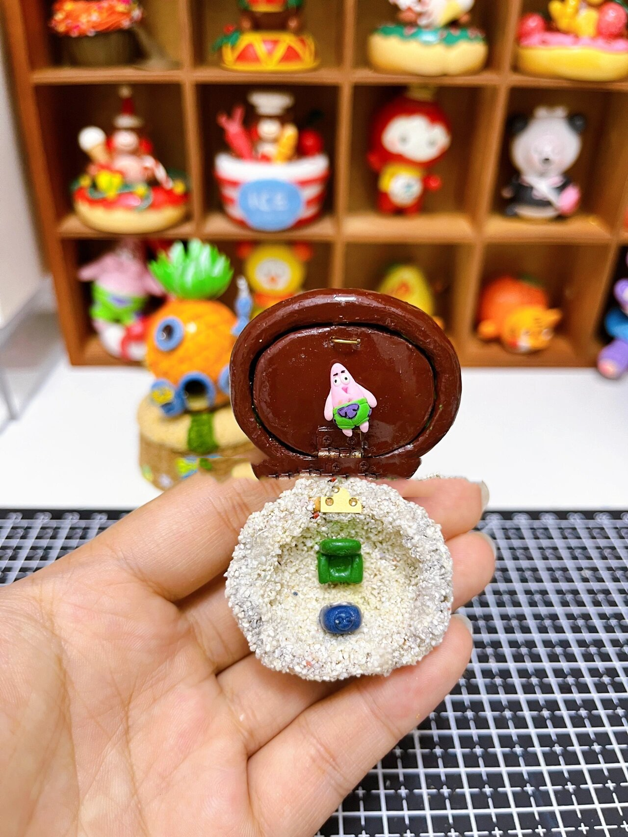 核桃小屋 超轻粘土海绵宝宝&派大星 壳是核桃做的,内饰材料是超轻粘土