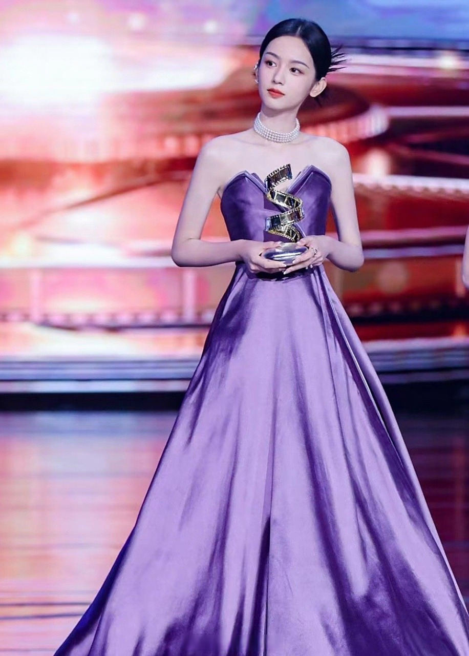 周也为什么不穿紫色这套走红毯#紫色显的她好贵啊,她的颜真的绝了