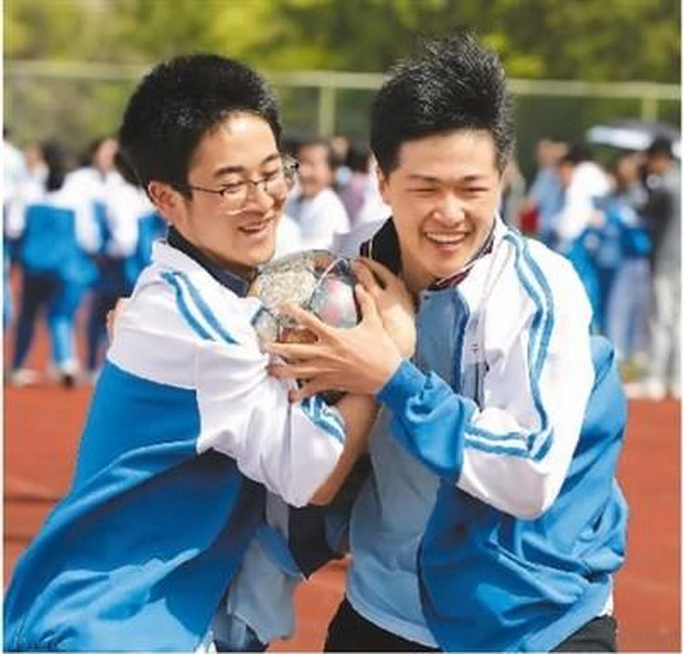 近日,安徽省安庆市田家炳中学高三学生在操场上进行运球接力趣味游戏