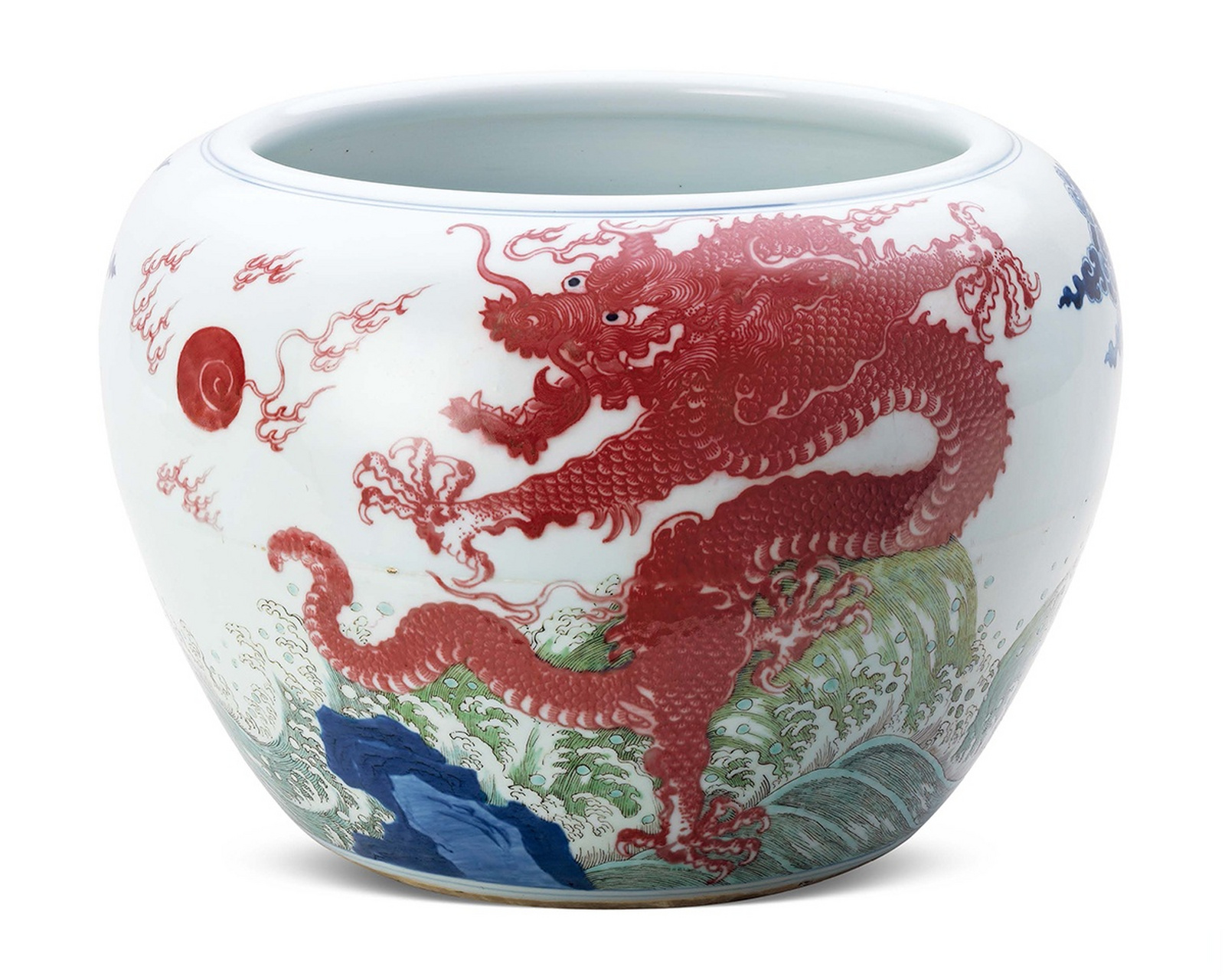 这尊缸外壁以青花釉里红加彩描绘双龙戏珠纹和祥云,山石,海水纹等