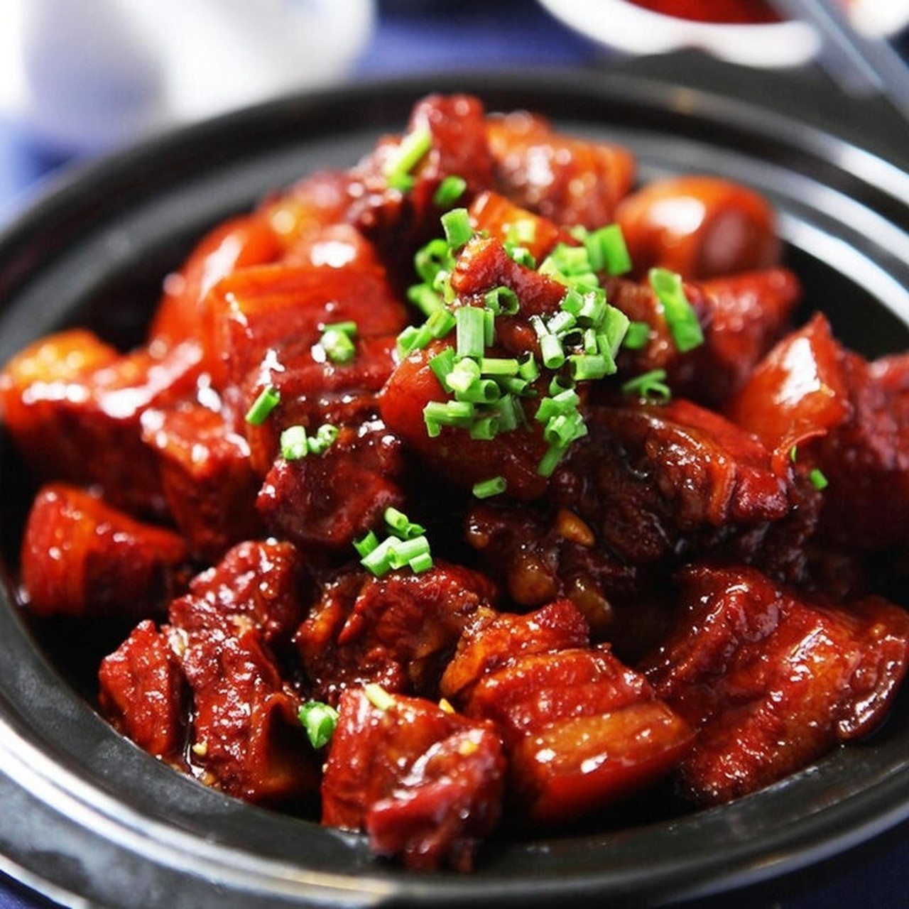 毛氏红烧肉制作秘方 原料 带皮猪五花肉30斤,干豆角2斤.