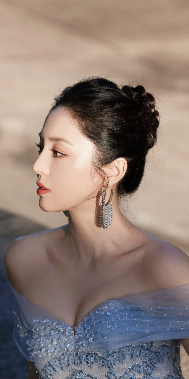 董璇蓝白渐变鱼鳞蕾丝亮片礼服裙,仙气且优雅