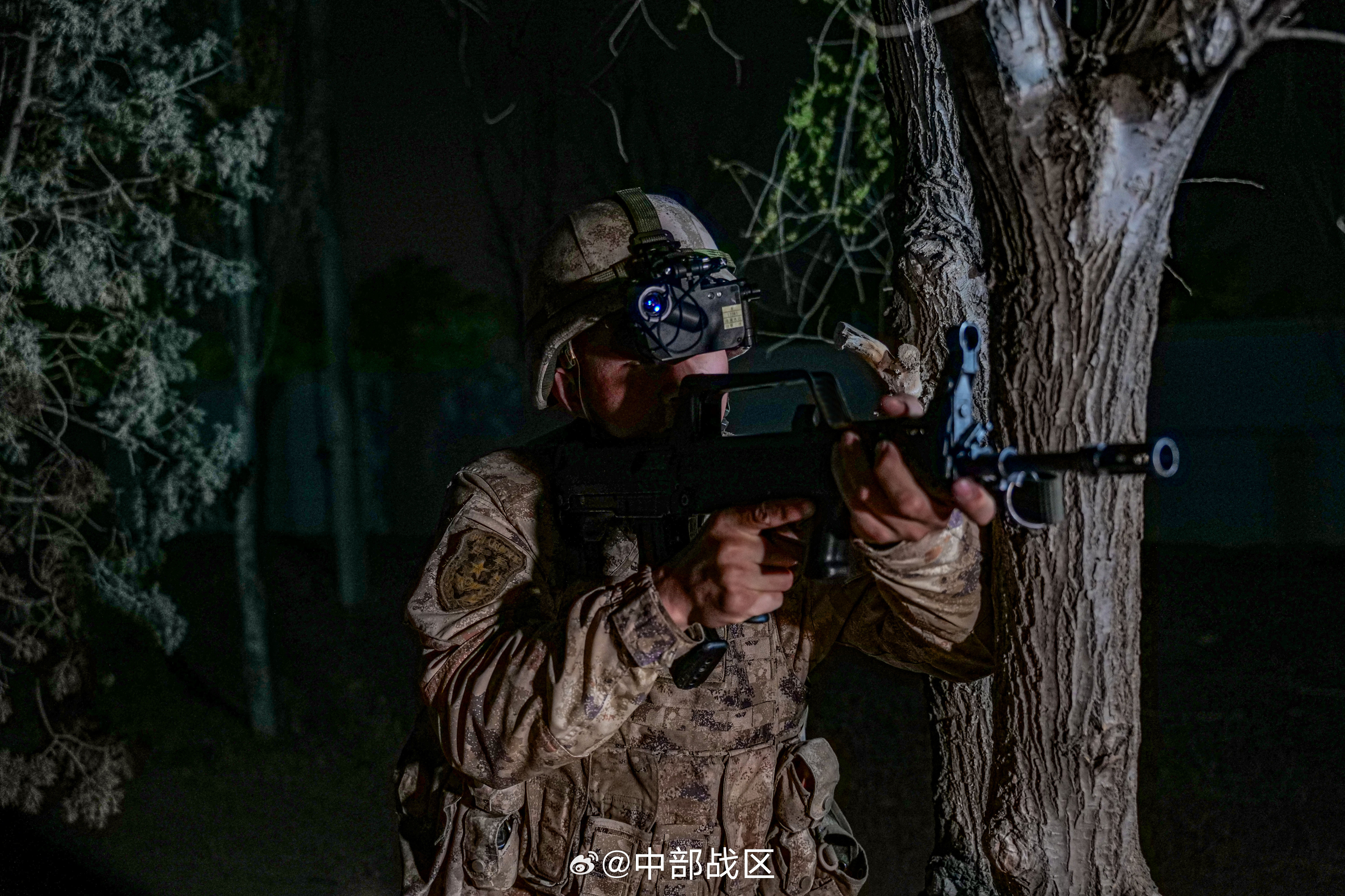 战场猎人上演极限挑战#】近日,陆军第77集团军某旅组织侦察兵开展