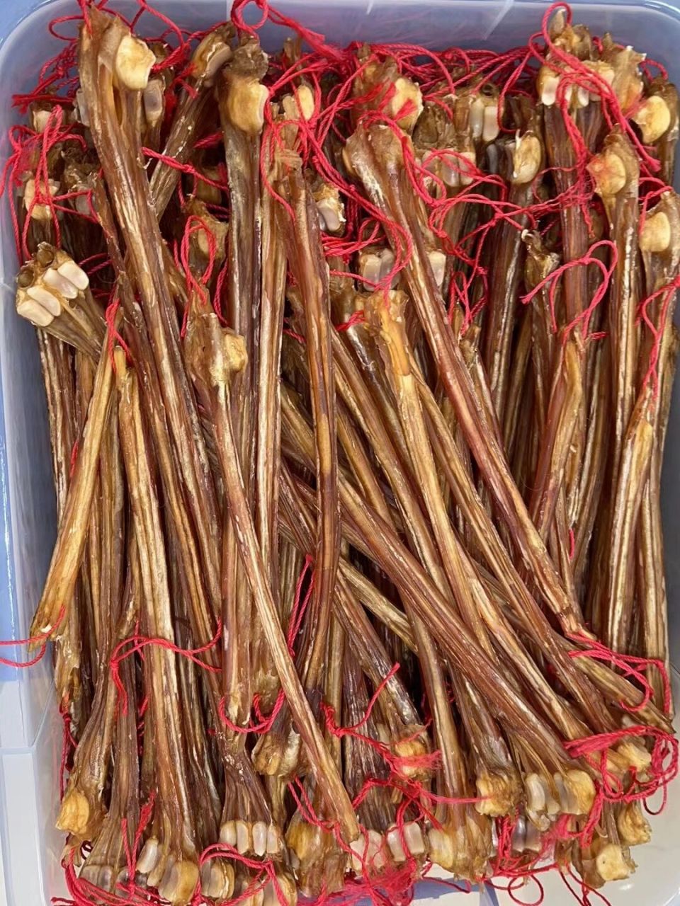 鹿筋有丰富的胶原和含血量,故加强了鹿筋养血的作用.