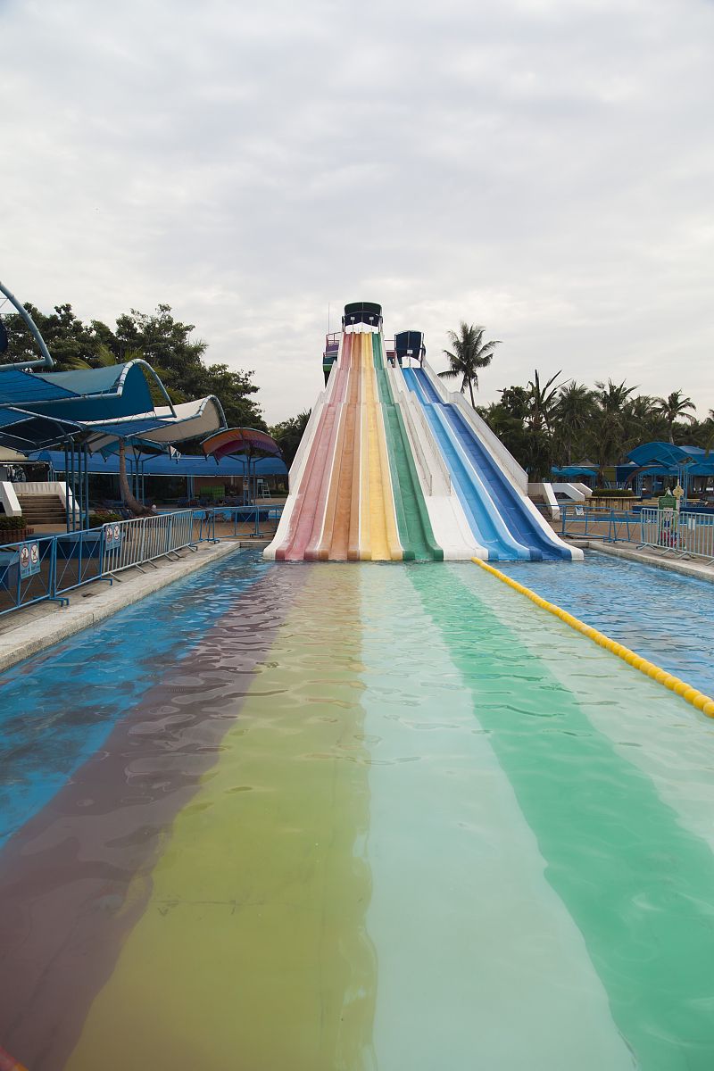 今天咱就聊聊成都那五个让人"哇塞"的水上乐园,保证你去了就不想回家!