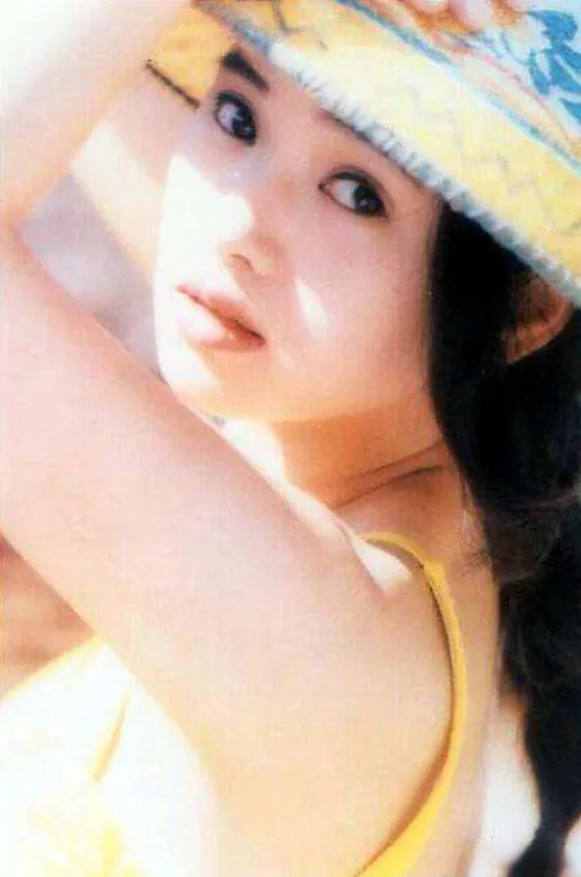 伊能静早期泳装照#7月29日,有媒体在社交平台上晒出伊能静早期的泳装