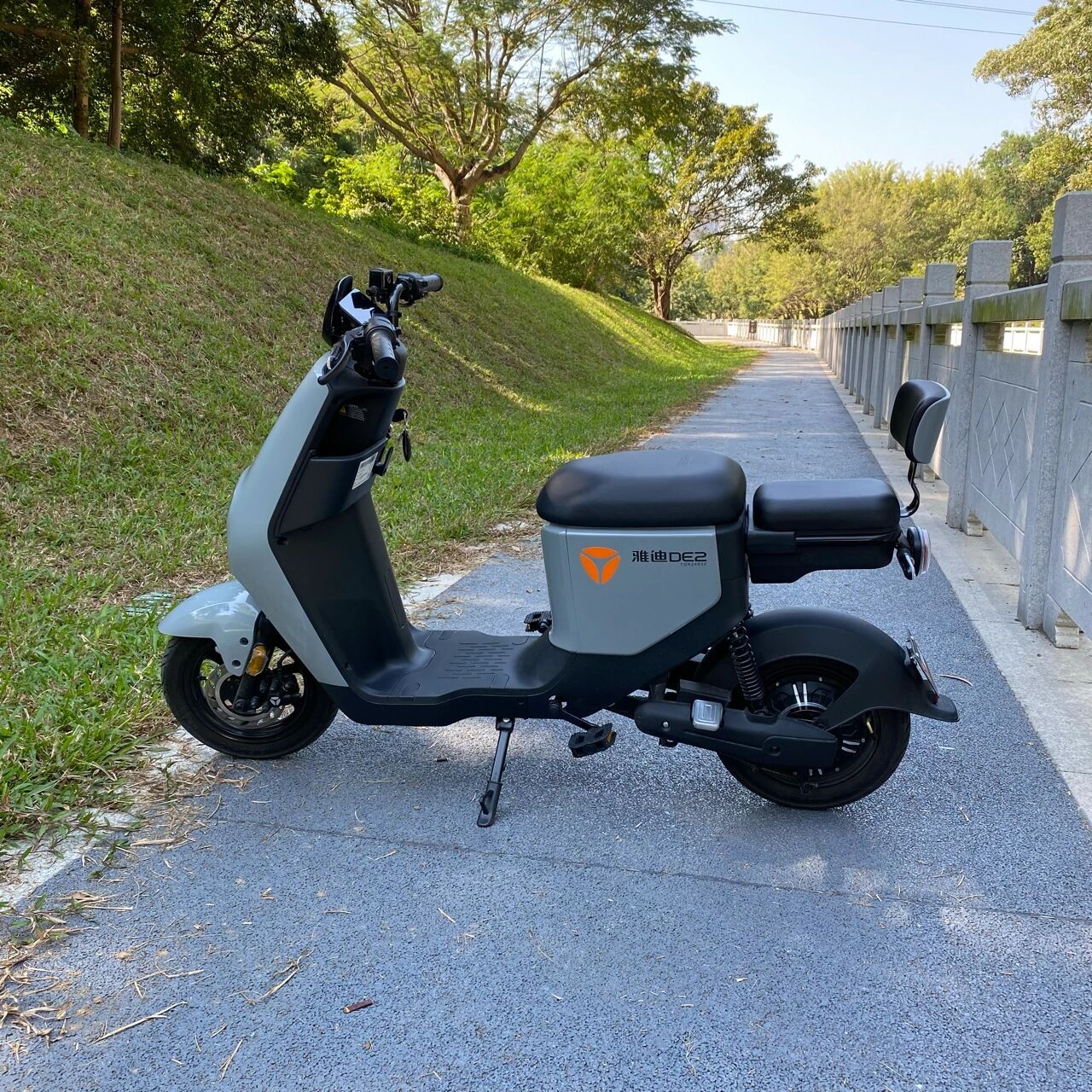 网购雅迪de2 电动自行车,48v24a锂电.
