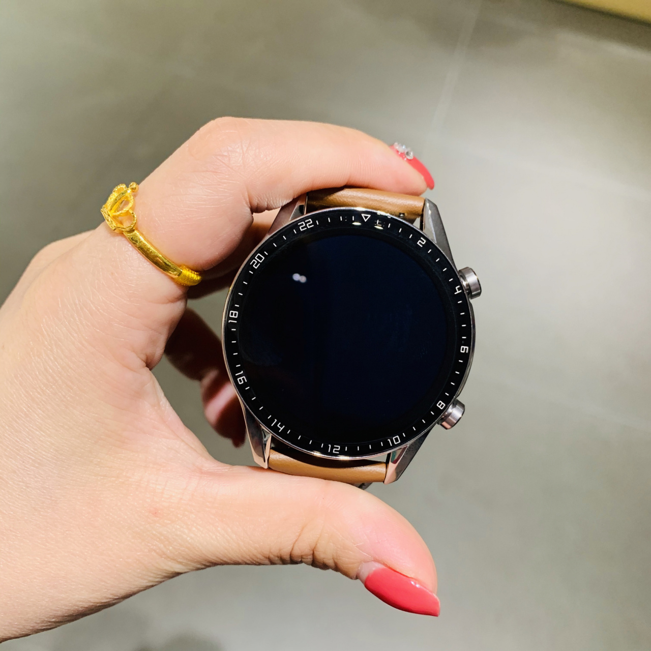 华为gt2沙砾棕智能手表 这款炒鸡帅气,既有休闲风,又成熟稳重,太适合