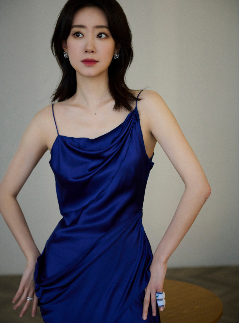 张小斐,蓝色吊带裙,浪漫优雅