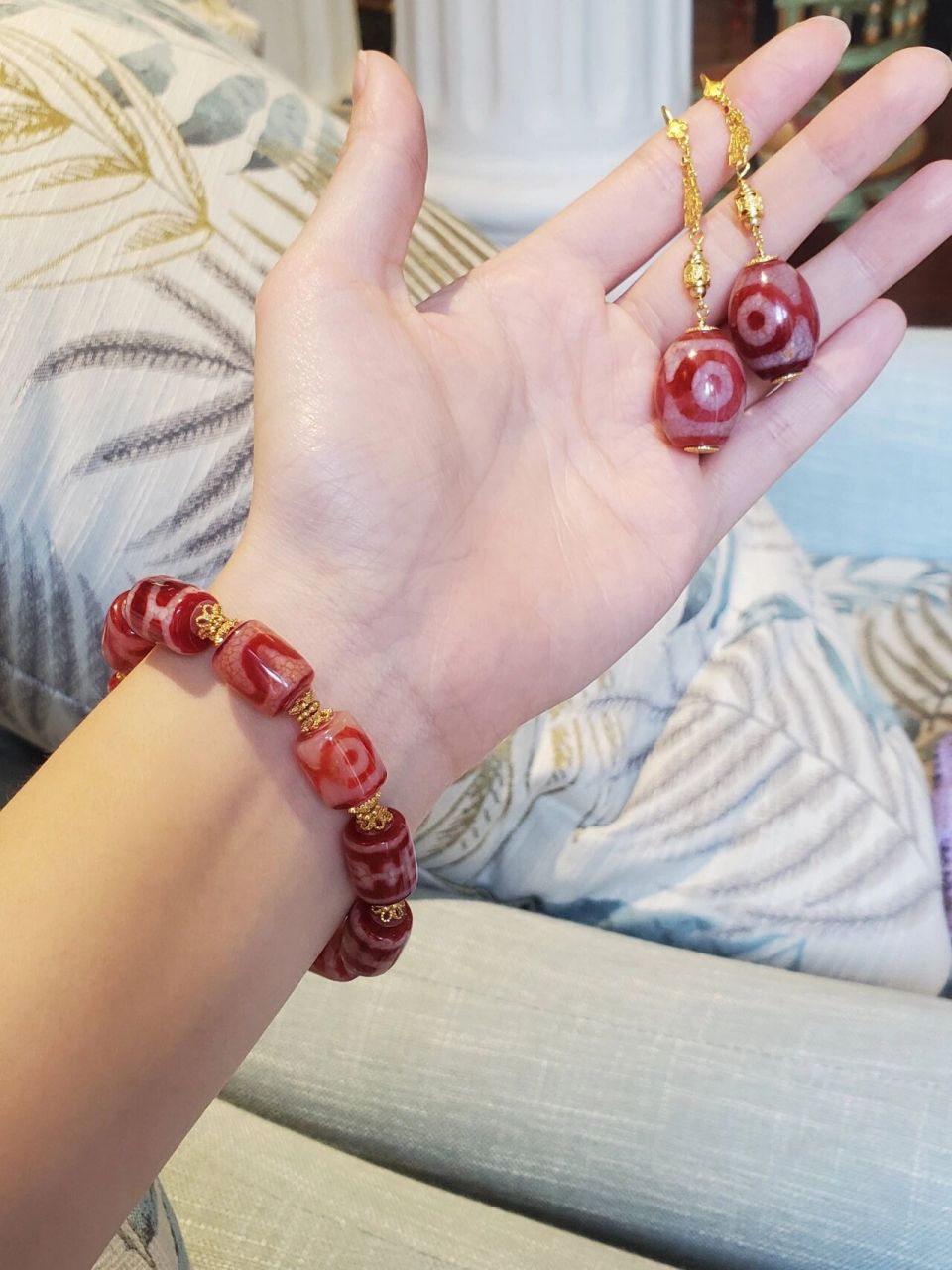 大家快进来吸吸我闺蜜的贝才气～今天看到闺蜜戴手上的红肉天珠,太美