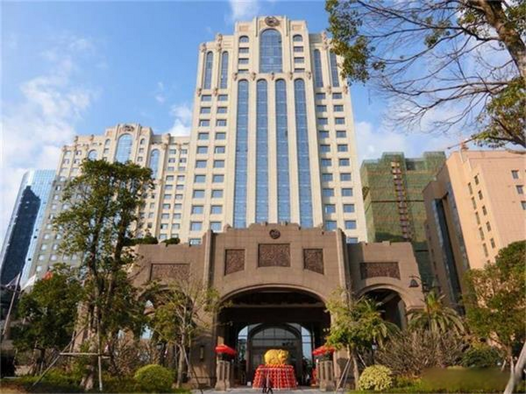 论汕头"龙光世纪大厦"的风水利弊看关联企业的经济发展趋势……?