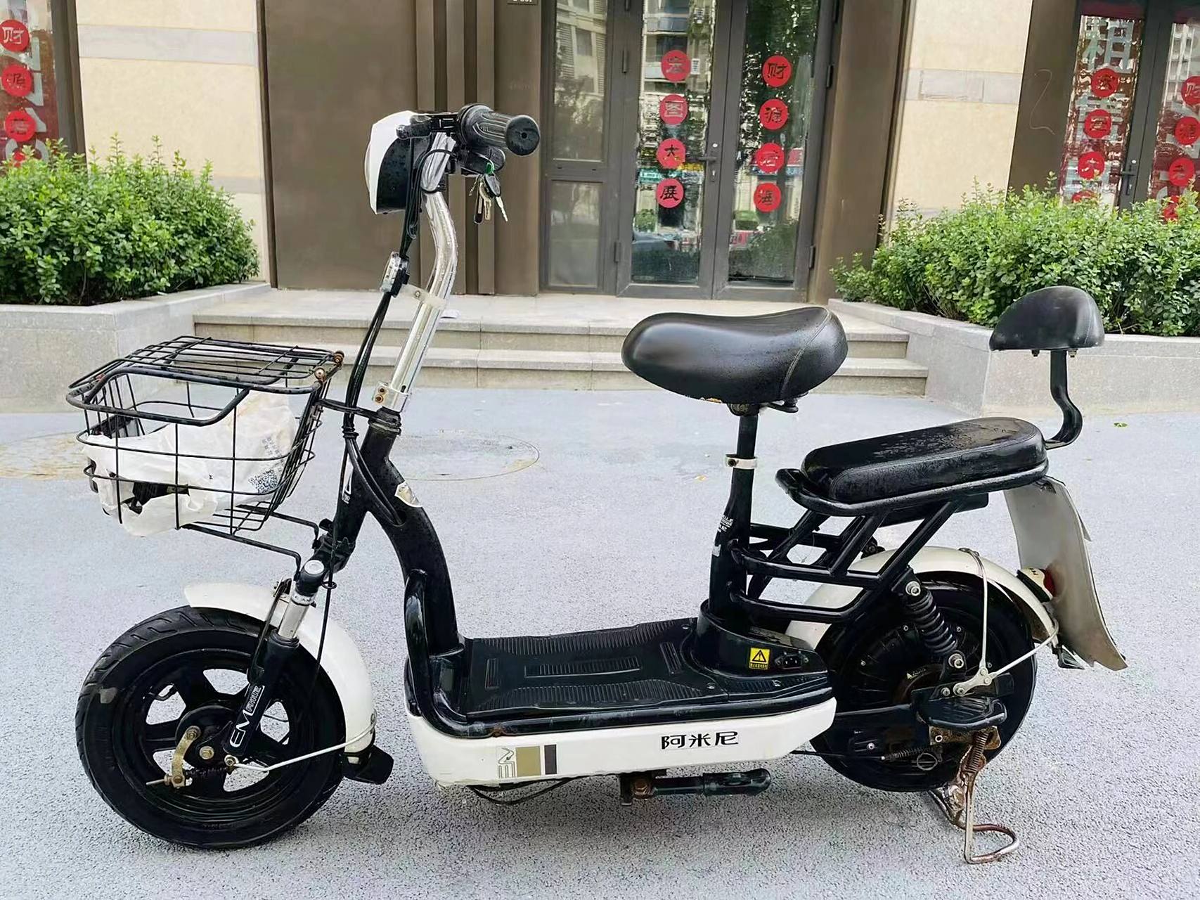 出一台阿米尼二手电动车,750带牌带充电器 质保三个月,可以来试车,带