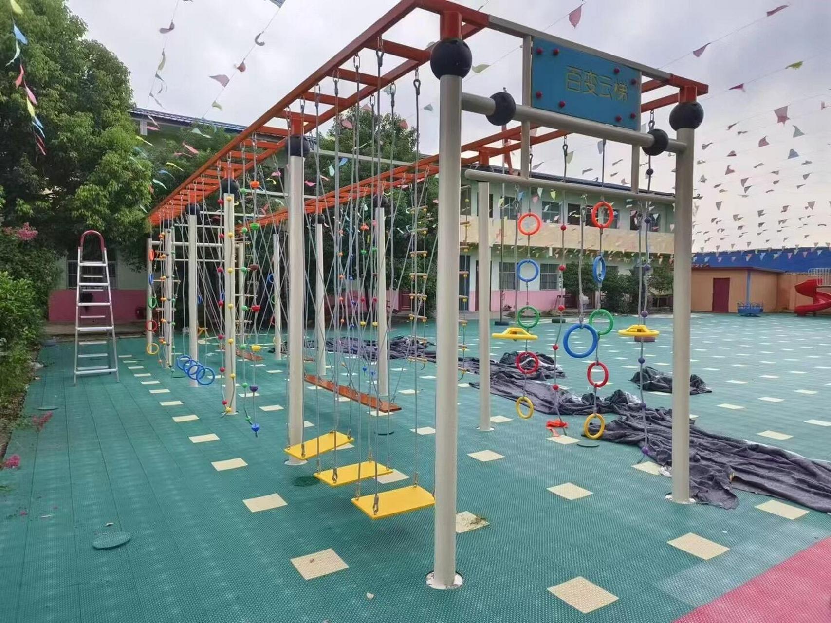 幼儿园百变云梯是一种儿童游乐设施,具有更多的功能和变化,它可以锻炼