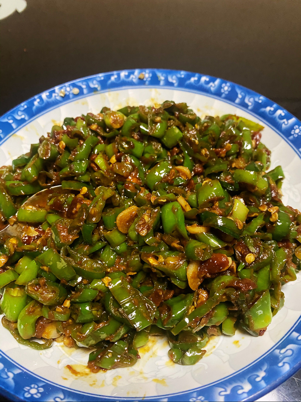 不用去籽,准备点蒜片, 2,锅里倒油烧热,放入蒜片炒香,倒入辣椒圈,翻炒