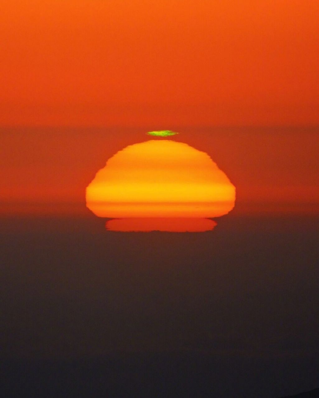 太阳落班时77出现的"绿闪" 仔细观察,你会在正在"下班"的太阳头上