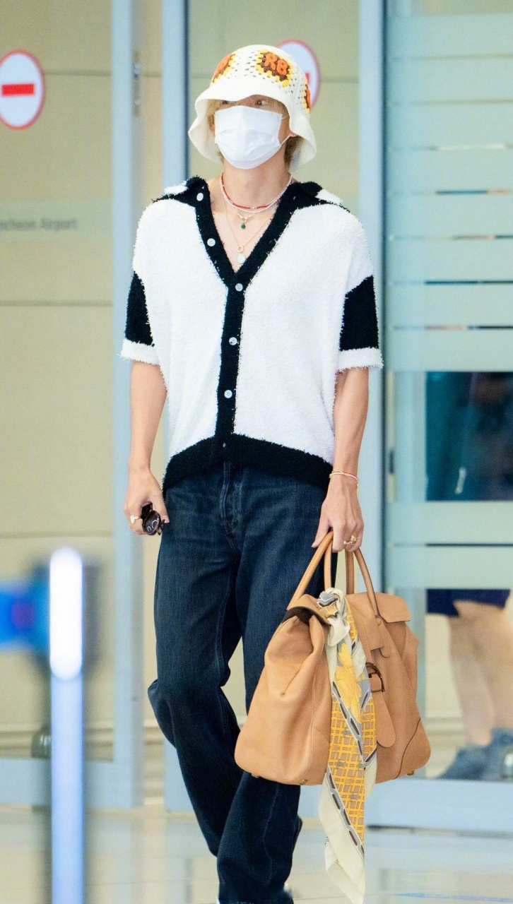 防弹少年团曾经的两大门面金泰亨,田柾国最新机场照,这是相约一起发福