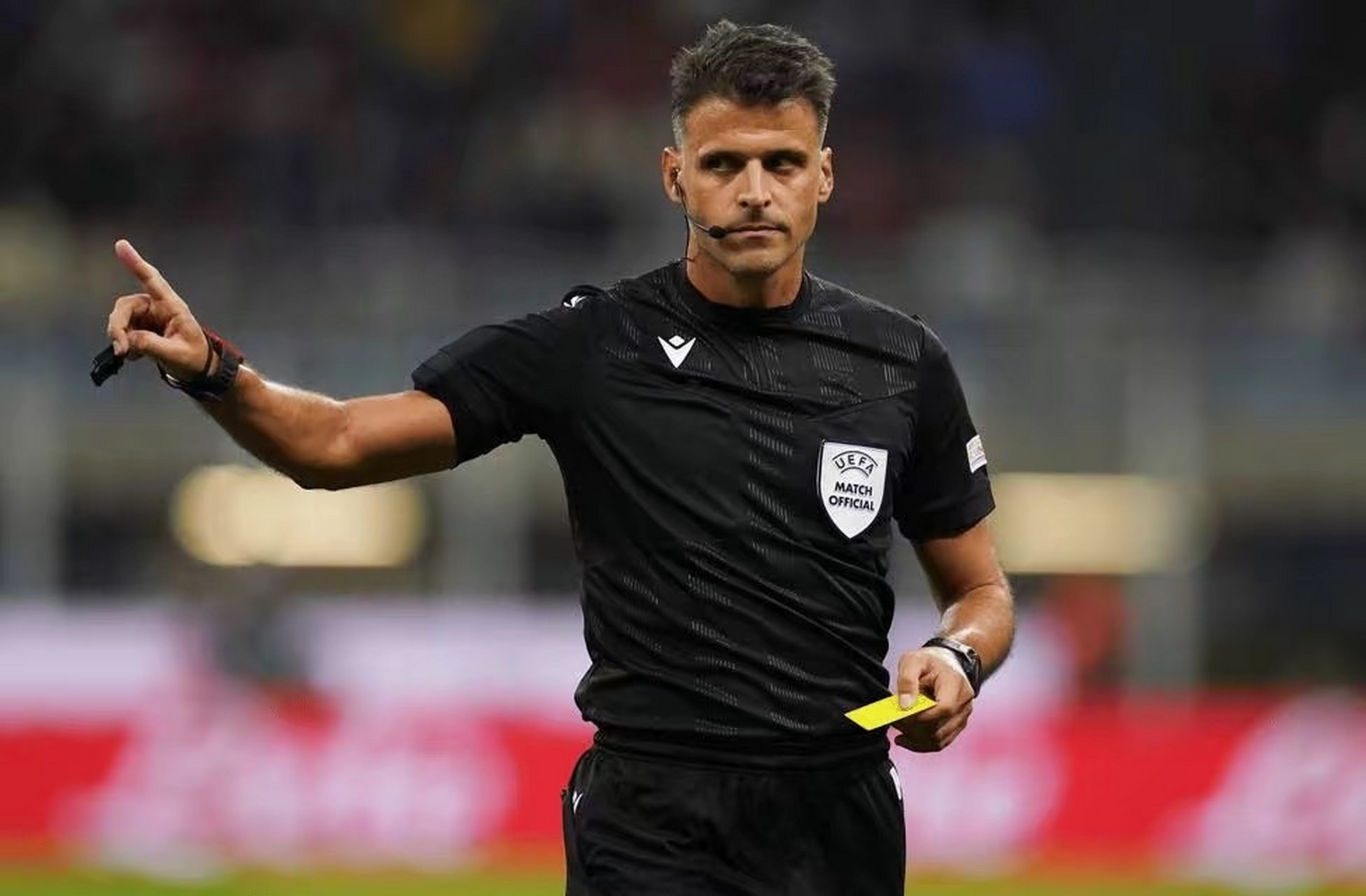 官方:西班牙名哨希尔·曼萨诺执法曼城vs拜仁  他也是送出梅西巴萨