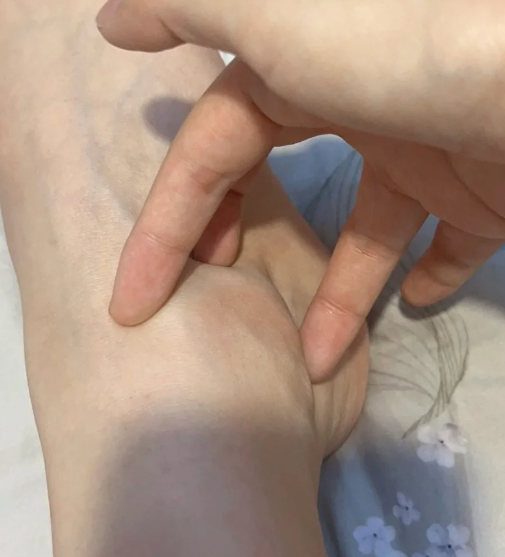 左脚脚踝外侧突然疼但没受伤,常见原因有三个:运动太累,腱鞘炎或者