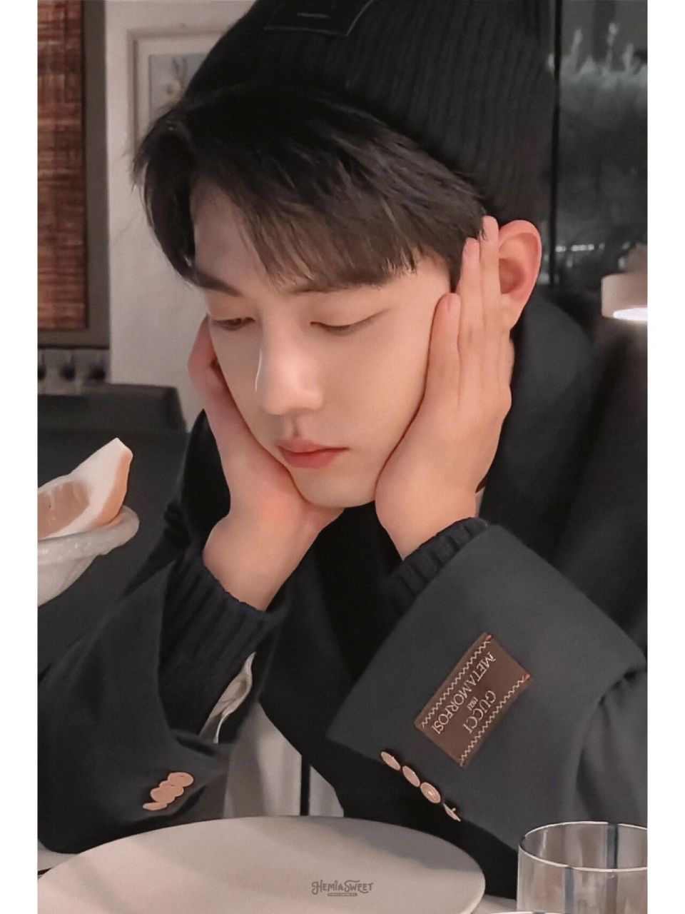 这个捧脸头像真的好可爱 看到好多人换肖战捧脸的头像跟风也来一个,他