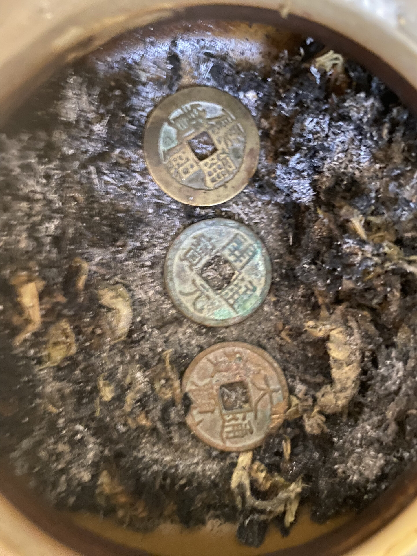 香炉之内放铜钱 心理上的暗示,自己发发发,哈哈哈 挺喜欢的,想先用老