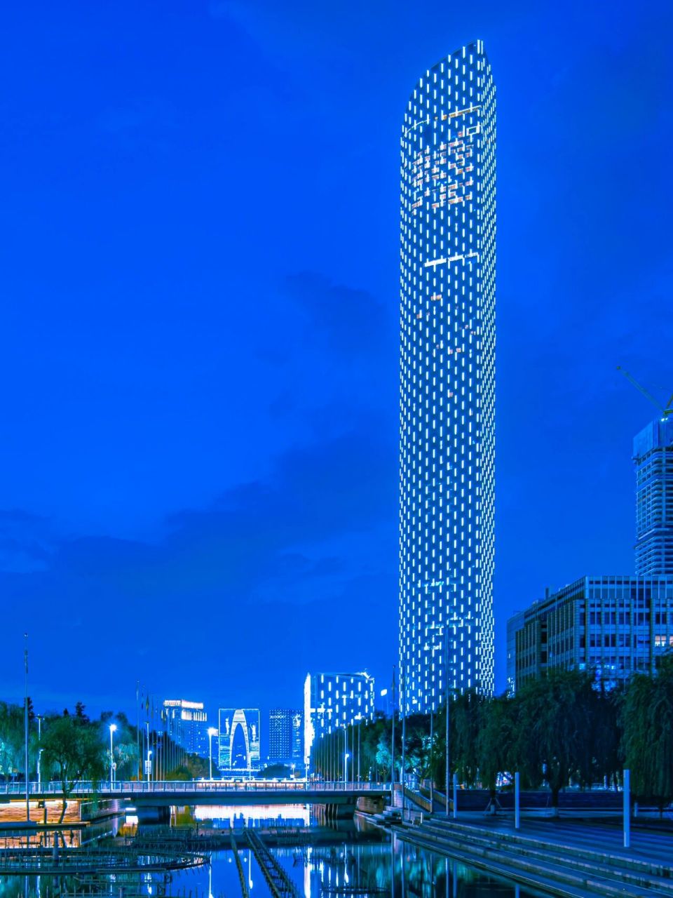 苏州两大最高建筑同框 东方之门高300米,苏州国金中心高450米