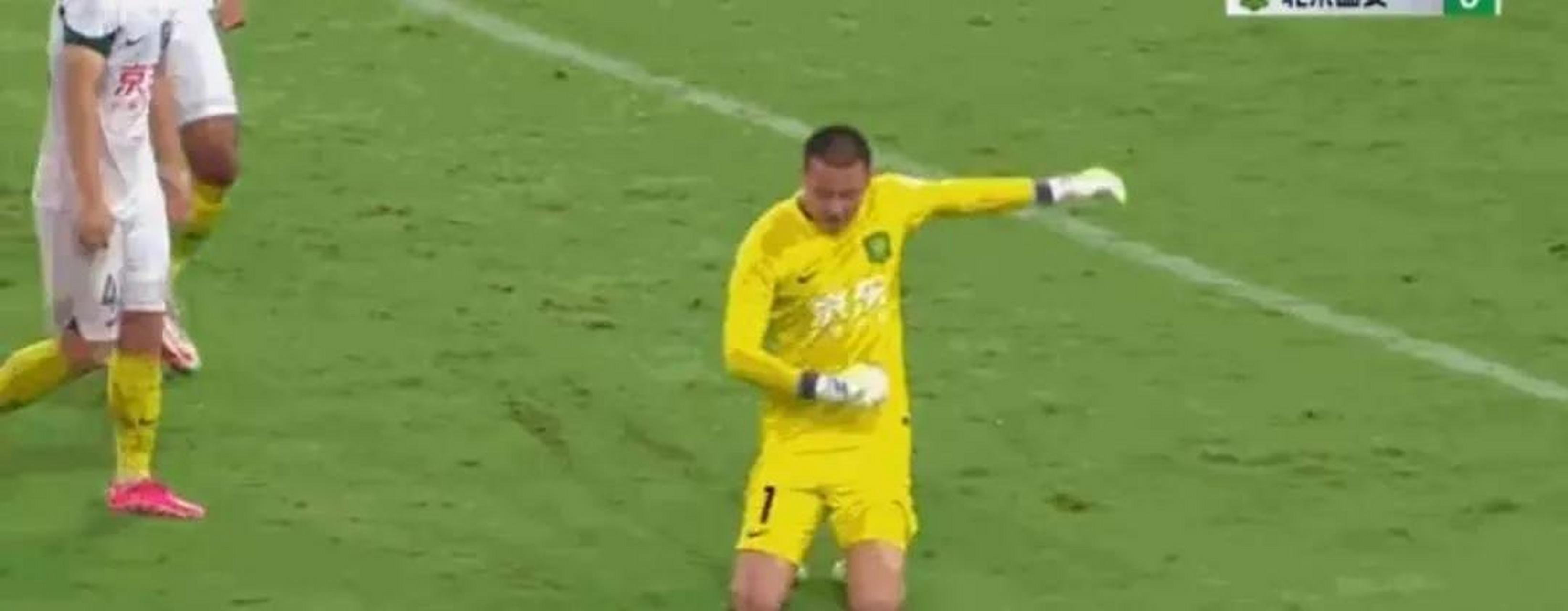 泰山3:0国安,韩佳琪奥体滑跪火了,民间高手有诗云: 一跪门柱帮我忙