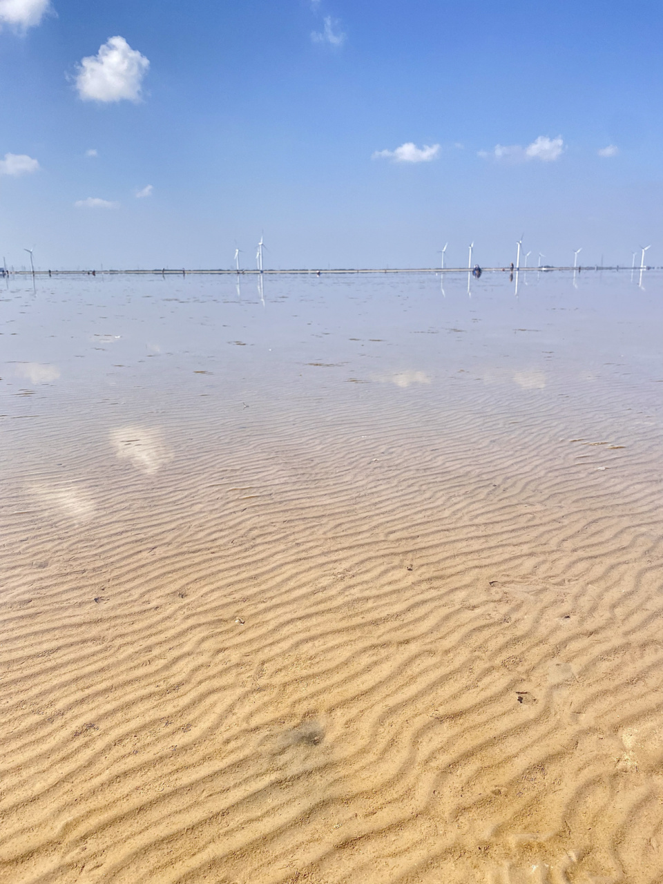 东营金泥湾海水浴场 海水很干净,沙滩也不硌脚完全可以光脚走 景色